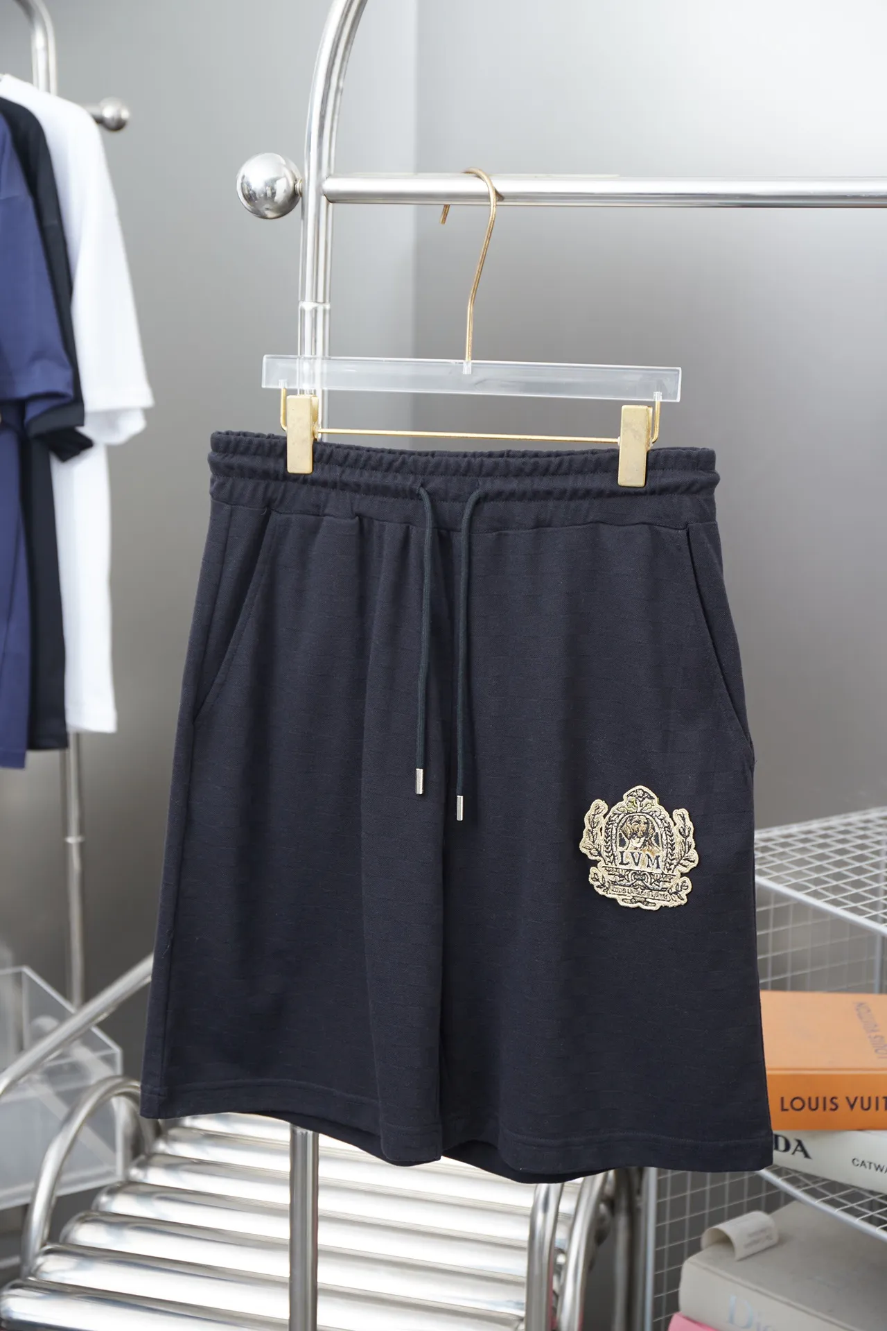 🅿️200 Louis LV 25ss new early spring shorts checkerboard jacquard crown embroidery shorts light luxury essential item for daily commuting for men and women correct version welcome to compare detailed features · piqué jacquard fabric, 100% pure cotton with high count cotton added, dry and avoid stuffiness, made by computer knitting machine or hand weaving machine, the shape is similar to bees. · The gold thread embroidery sealing process is combined, interweaving metal threads with other silk threads · Double-needle stitching across seams · Original main mark, washed tag, branded moisture-proof paper packaging Color: black/white/green Size: S/M/L/XL